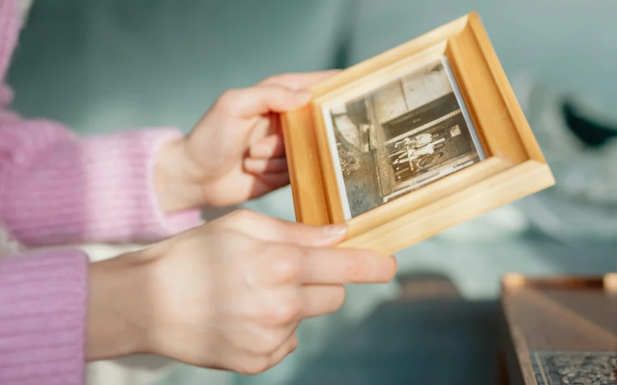 How to remove a photo stuck to glass