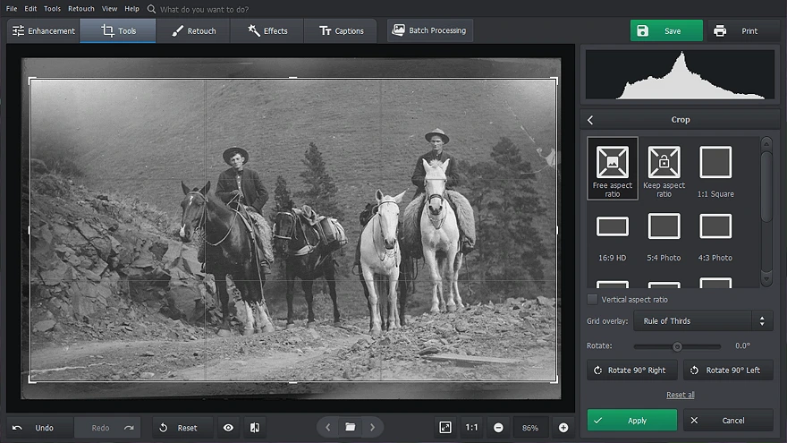 Recorta os cantos rasgados da sua fotografia antiga